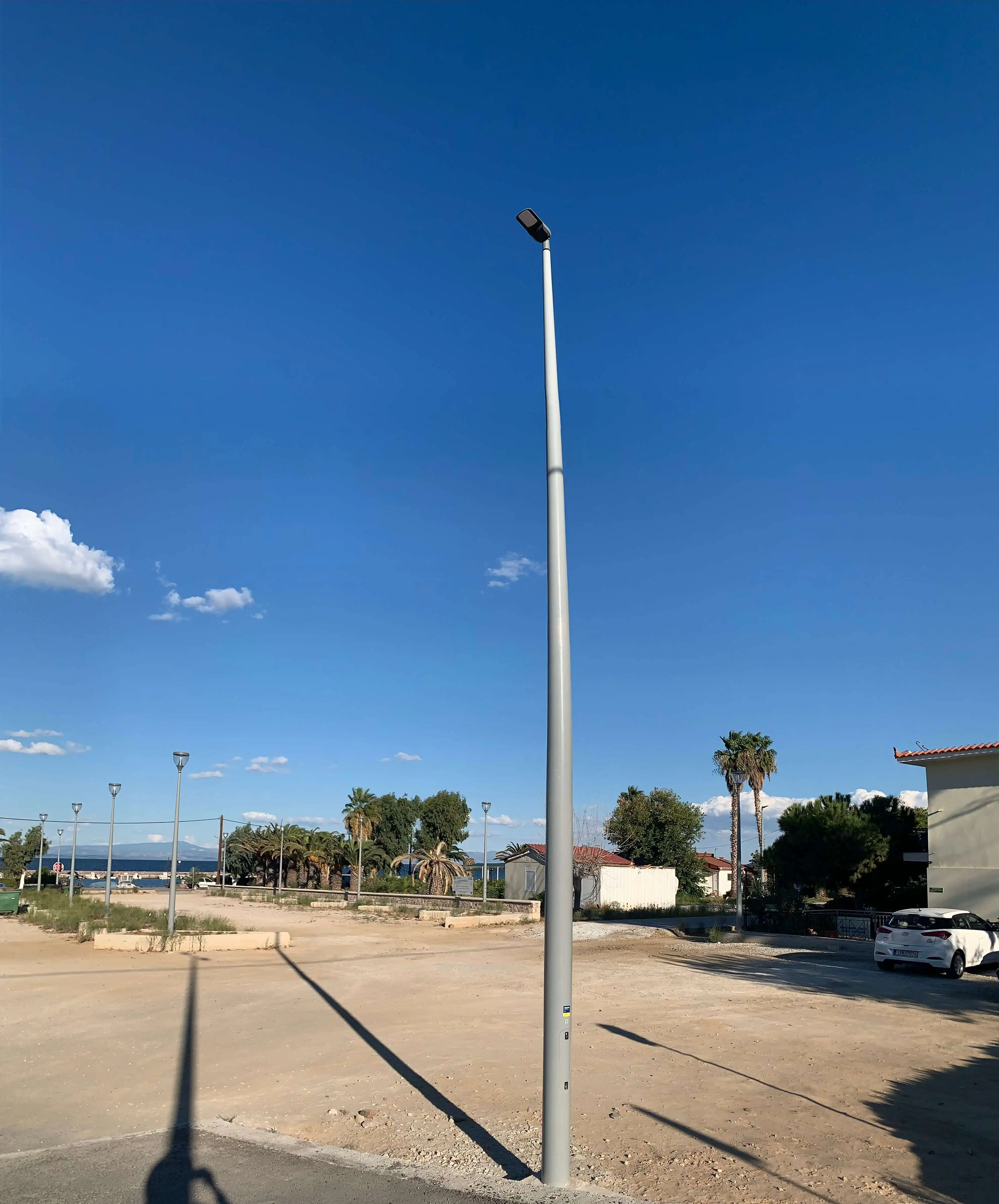 Απεικόνιση ιστού φωτισμού ζουμαρισμένη με φόντο το γαλάζιο ουρανό.